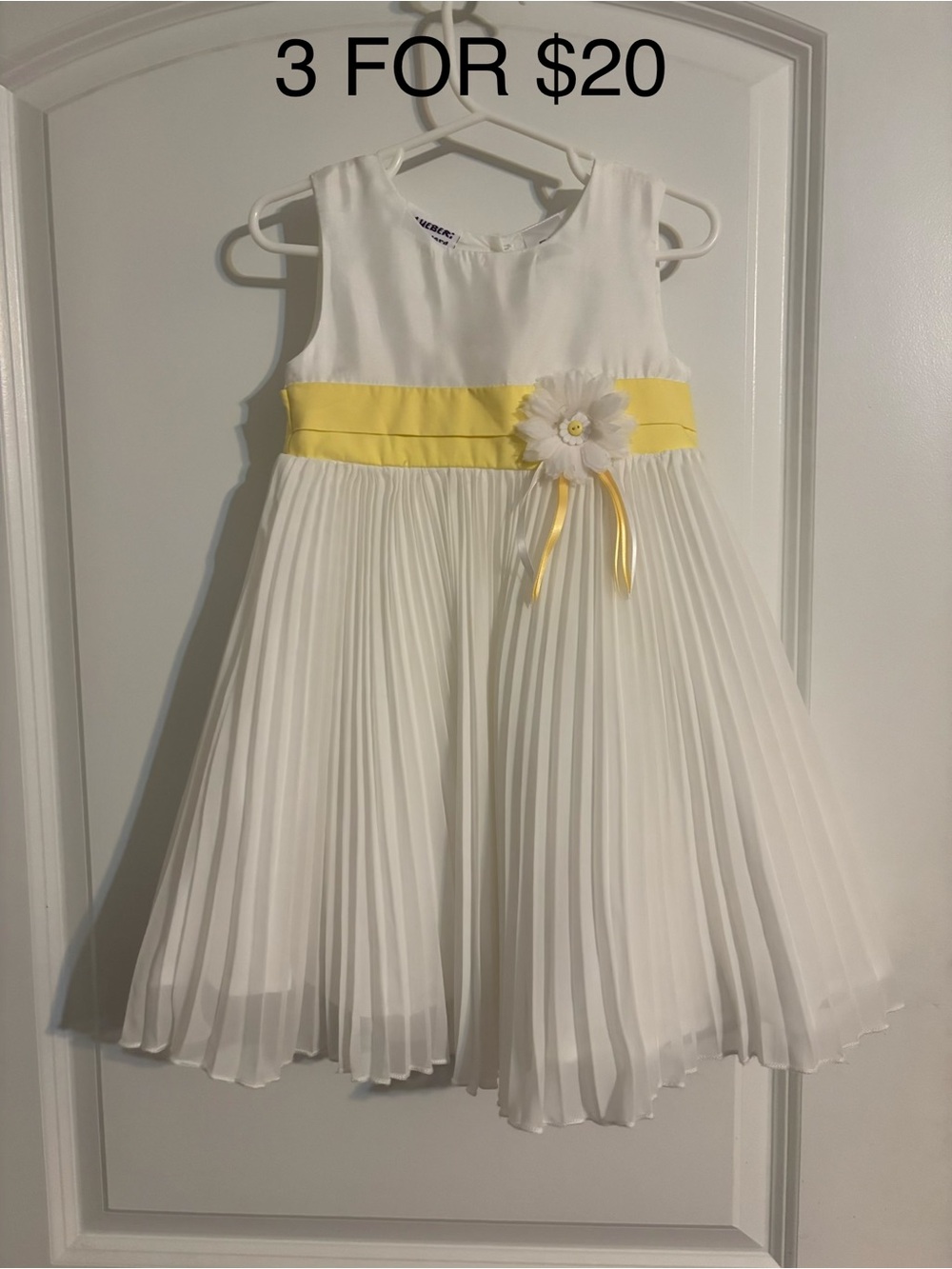 🌟Girls 3T White Pleated Dress with Floral Accent Sash